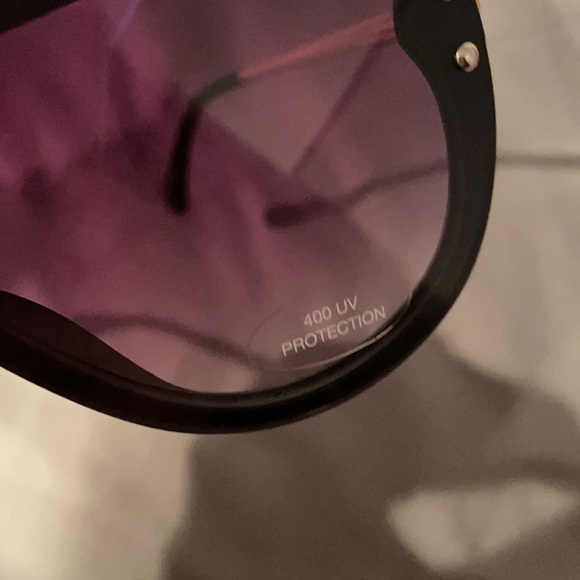 black sunglasses - Picture 4 of 4